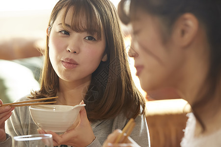 享受火锅美食的年轻女孩图片