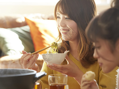 享受火锅美食的年轻女孩图片