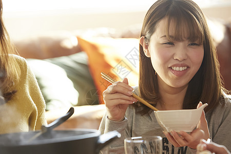 年轻女孩聚会享受美食火锅高清图片