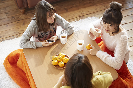 女孩们在家吃橘子喝茶聊天图片