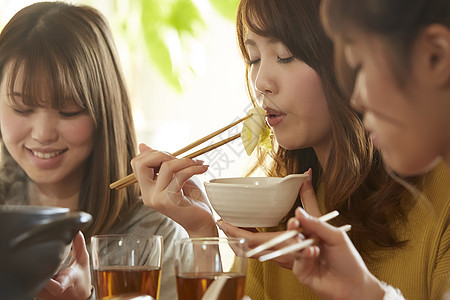 女孩们一起在家开心的吃火锅图片