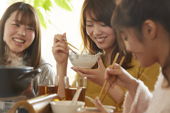 女孩们一起在家开心的吃火锅图片