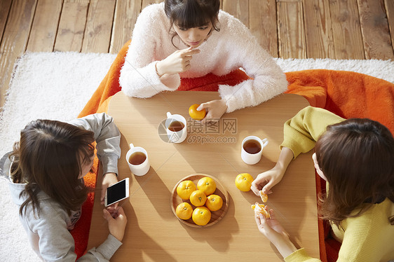 女孩们在家吃橘子喝茶聊天图片