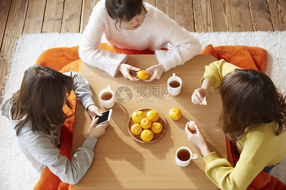 女孩们在家吃橘子喝茶聊天图片