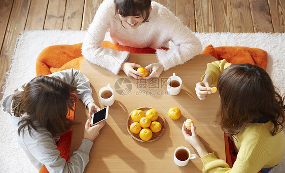 女孩们在家吃橘子喝茶聊天图片