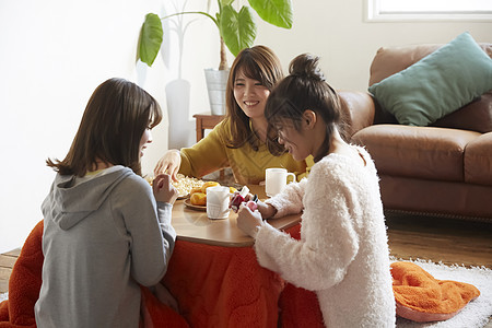 女孩们在家吃橘子喝茶聊天图片