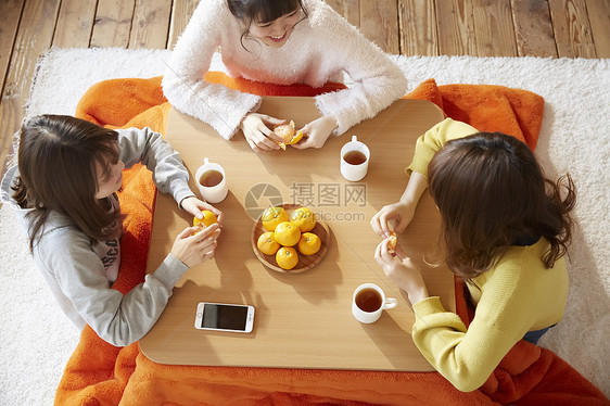 女孩们在家吃橘子喝茶聊天图片