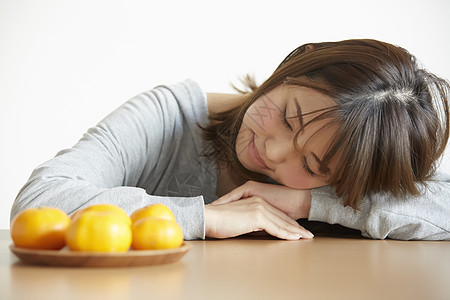 女孩在家趴在桌子上休息图片