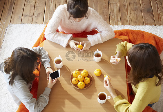 女孩们在家吃橘子喝茶聊天图片