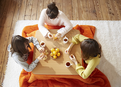 女孩们在家吃橘子喝茶聊天图片