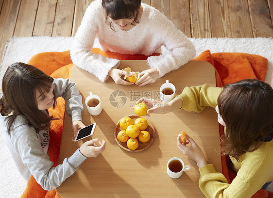 女孩们在家吃橘子喝茶聊天图片