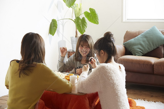 女孩们在家吃橘子喝茶聊天图片