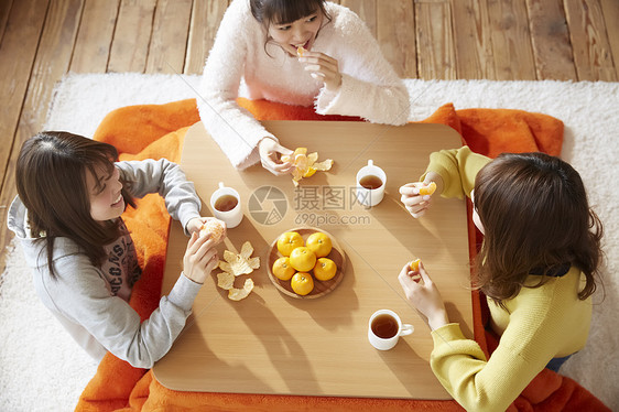 女孩们在家吃橘子喝茶聊天图片