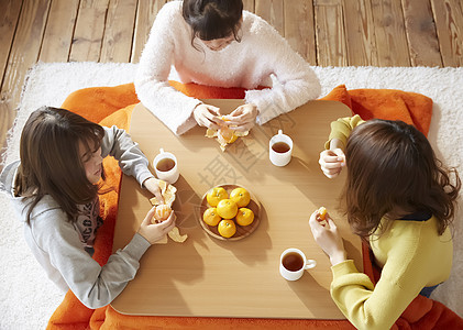 年轻女孩下午茶聚会图片