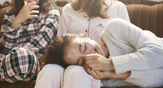 三个人欢闹亚洲人睡衣派对妇女协会图片