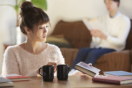 轻松男女自然家庭约会图片