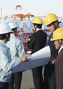 物流港口的建设团队讨论图纸图片