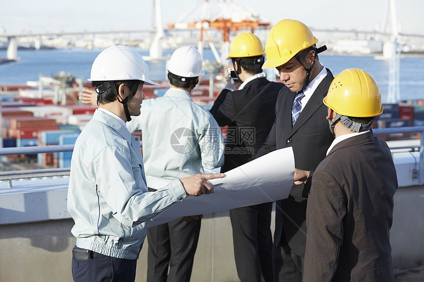 物流港口的建设团队讨论图纸图片