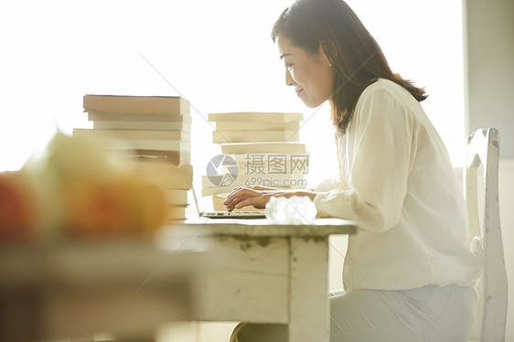 假日表情女生中年妇女书桌工作图片