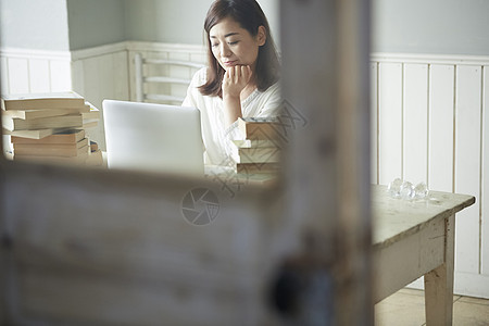 个人电脑生机勃勃脸部中年妇女书桌工作图片