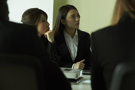 出差反馈报告ppt模版正在开会的商务人士背景