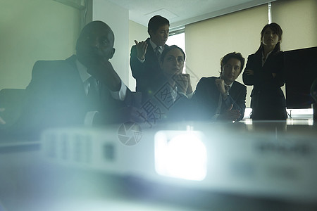 出差反馈报告ppt模版正在开会的商务人士背景