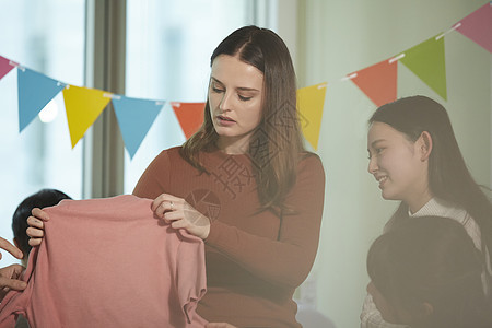 展示服装的年轻女孩图片