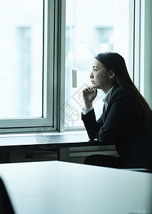 办公楼打破在窗户旁商业女人图片