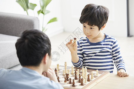 拿着象棋的小男孩图片