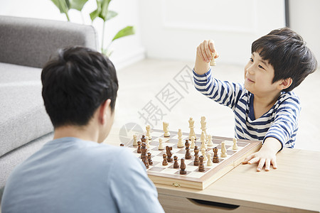 看着象棋微笑的小男孩图片