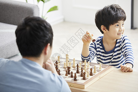 拿着象棋微笑的小男孩图片