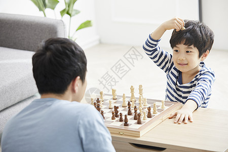 拿着象棋的小男孩图片