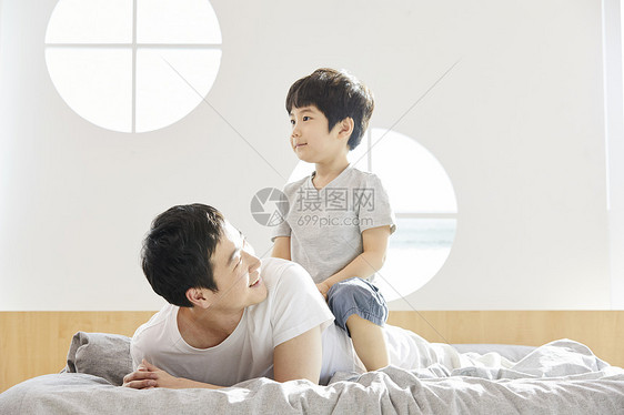 坐在父亲身上开心的儿子图片