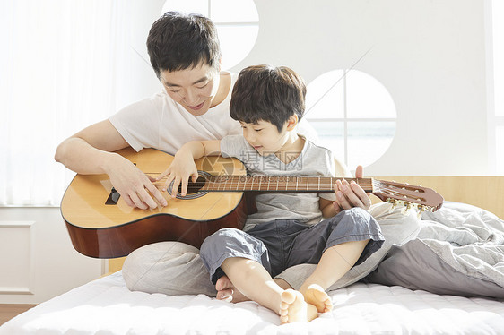 教儿子怎么弹奏吉他的父亲图片