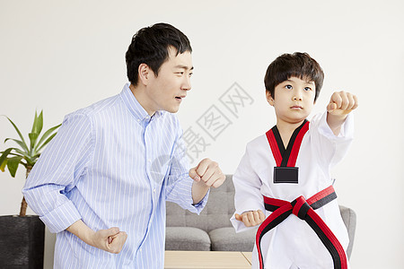 爸爸和儿子一起练习跆拳道图片