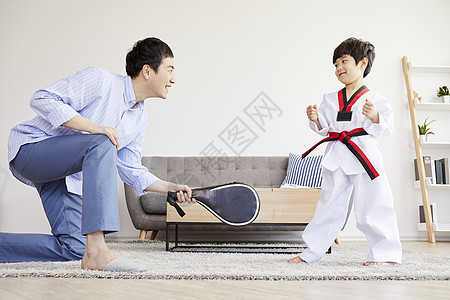 爸爸和儿子一起练习跆拳道图片