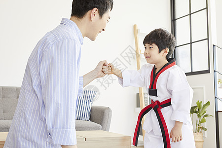 男孩在家和父亲练跆拳道图片