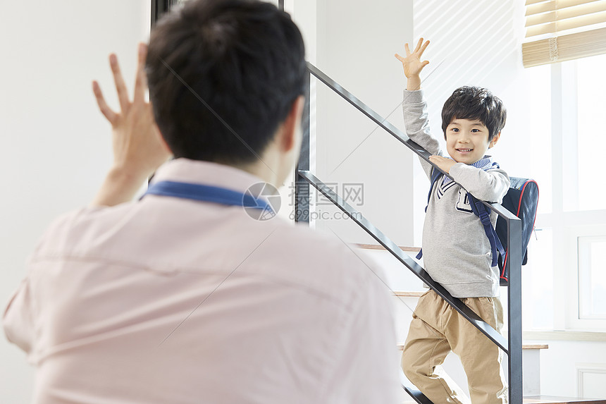 离家上学的儿子跟爸爸打招呼图片