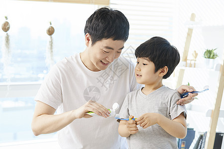 快乐爸爸陪儿子一起在家刷牙图片