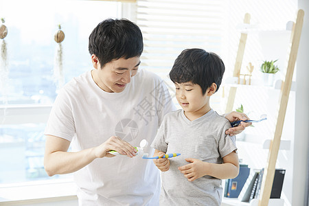 爸爸和儿子一起刷牙图片
