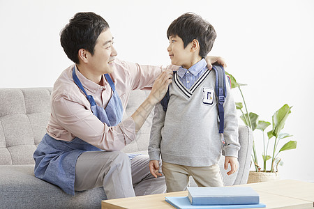 爸爸准备送小男孩去上学图片素材