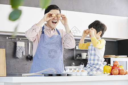爸爸和儿子居家烹饪图片