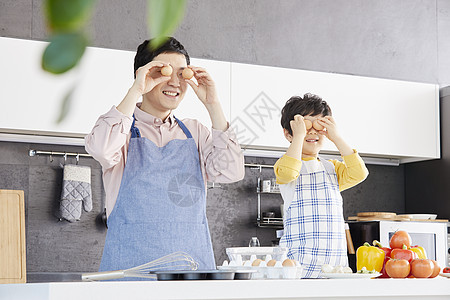 爸爸和儿子居家烹饪图片