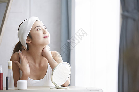 晨间护肤皮肤管理的女青年图片