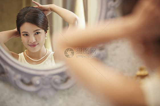 镜子前梳妆打扮的女人图片