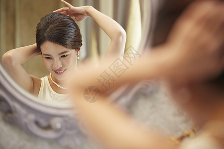 镜子前梳妆打扮的女人图片