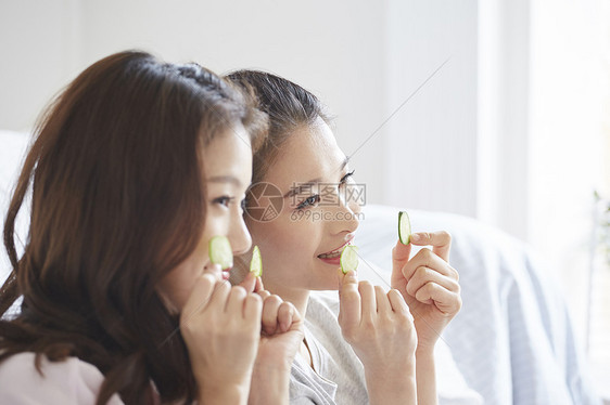 女性开心居家生活图片