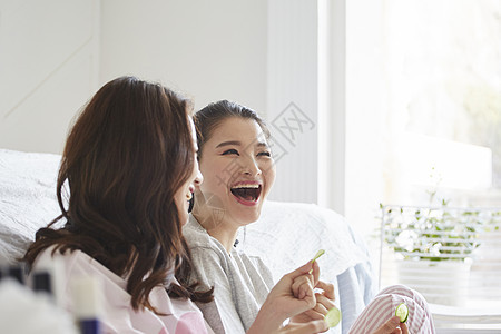 女性开心居家生活图片