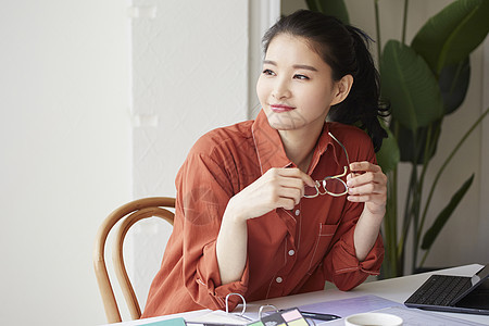 女性开心居家生活图片