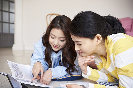 室友合租屋的年轻女子在看书图片